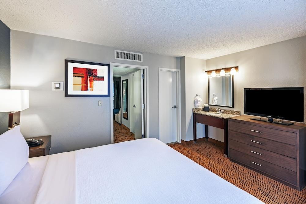 Embassy Suites by Hilton Dallas Market Center photo 4