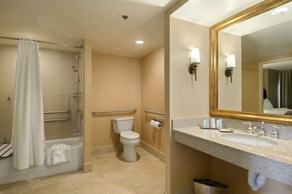 Embassy Suites by Hilton Phoenix Downtown North photo 2