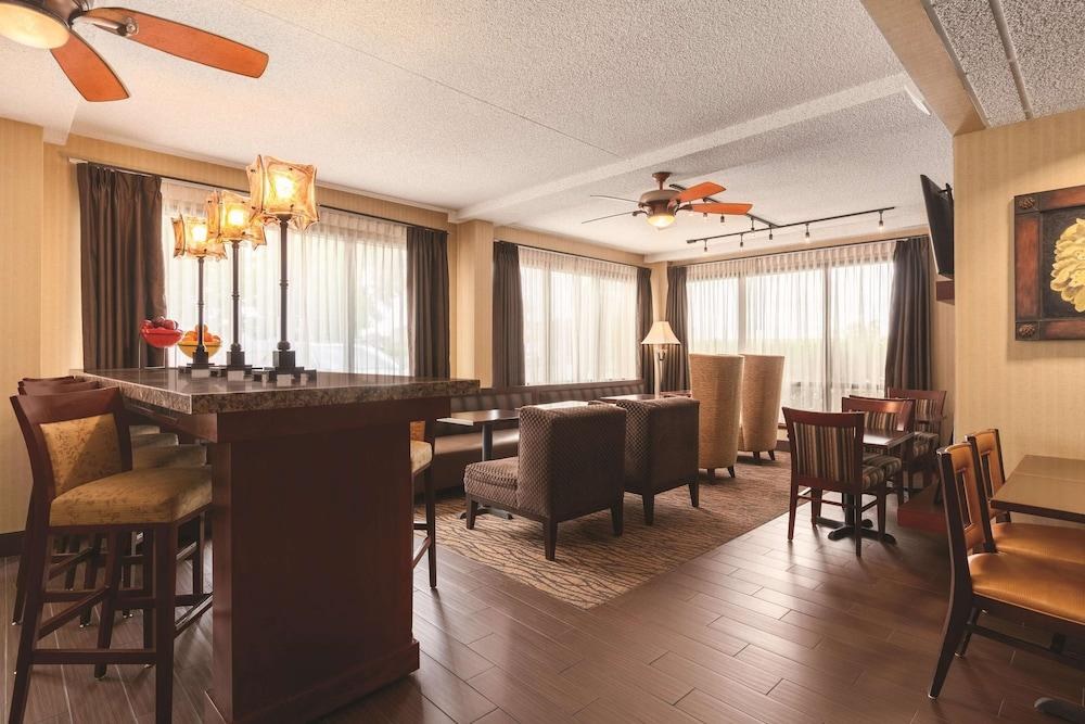 Hampton Inn Des Moines-Airport photo 3