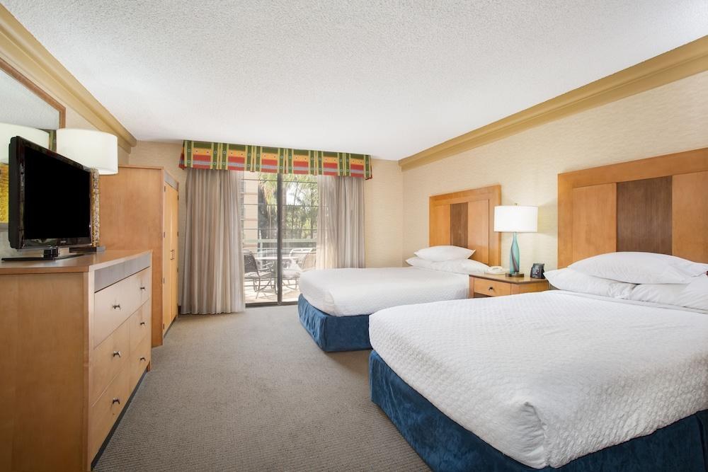 Embassy Suites by Hilton Phoenix Biltmore photo 3