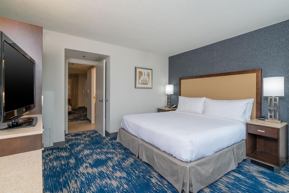 Embassy Suites by Hilton Alexandria Old Town photo 4