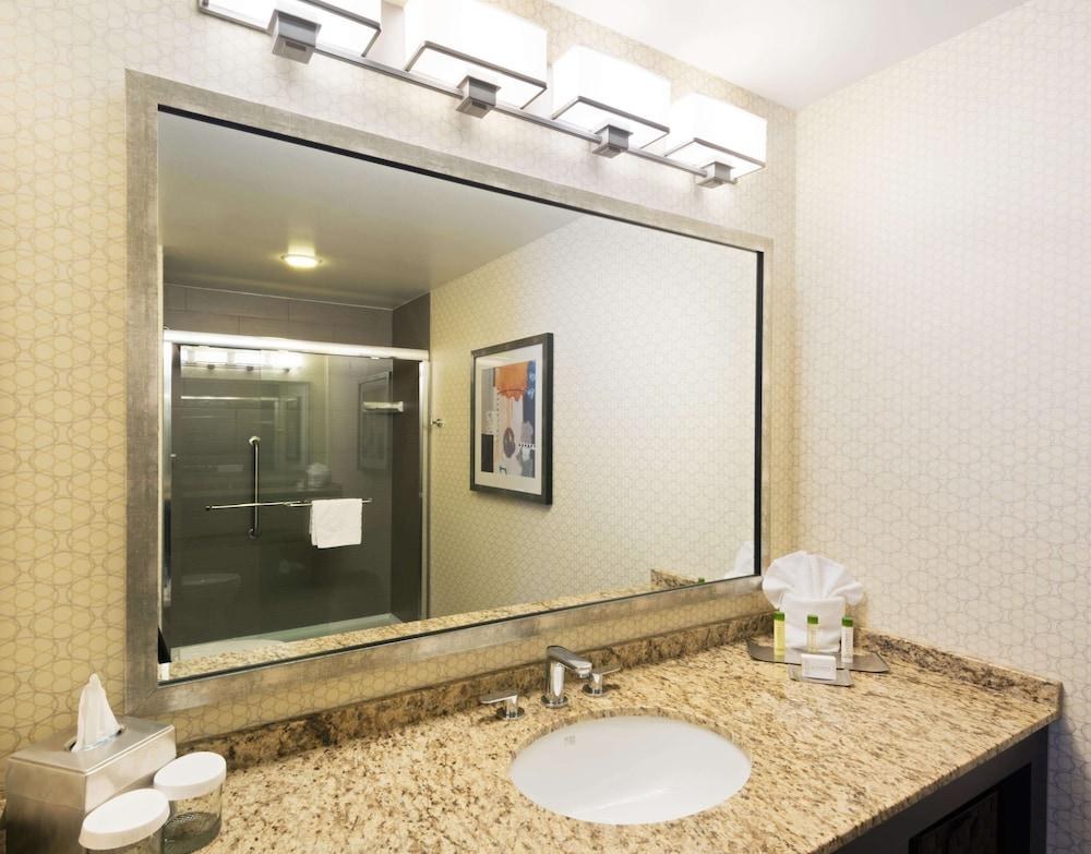 DoubleTree Suites by Hilton Austin Downtown Capitol photo 2