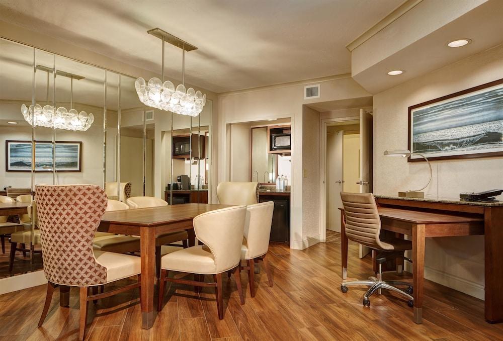 Embassy Suites by Hilton San Diego La Jolla photo 2