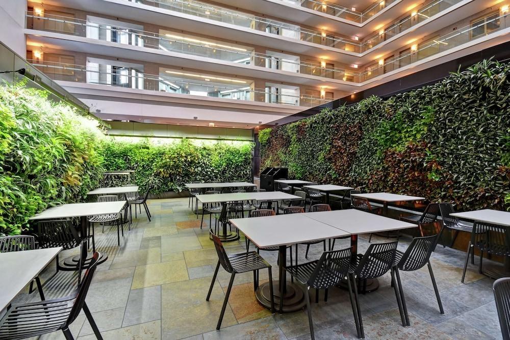 Embassy Suites by Hilton Chicago Downtown Magnificent Mile photo 3