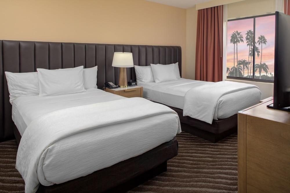 Embassy Suites by Hilton Phoenix Scottsdale photo 2