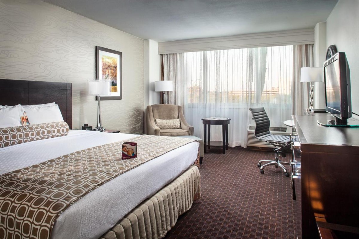 CROWNE PLAZA PHOENIX AIRPORT photo 2