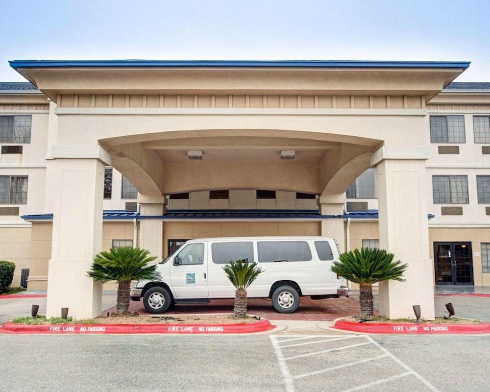 QUALITY INN & SUITES photo 4