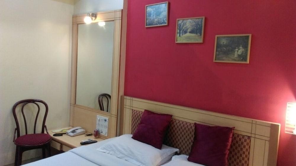 CRUZ ROYALE HOTEL photo 2