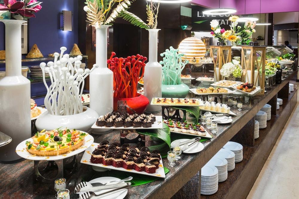 Holiday Inn Al Qasr photo 2
