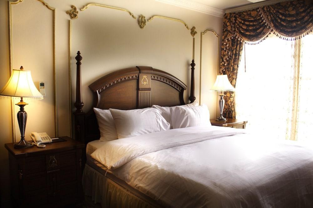 FOUR SEASONS PLACE photo 4