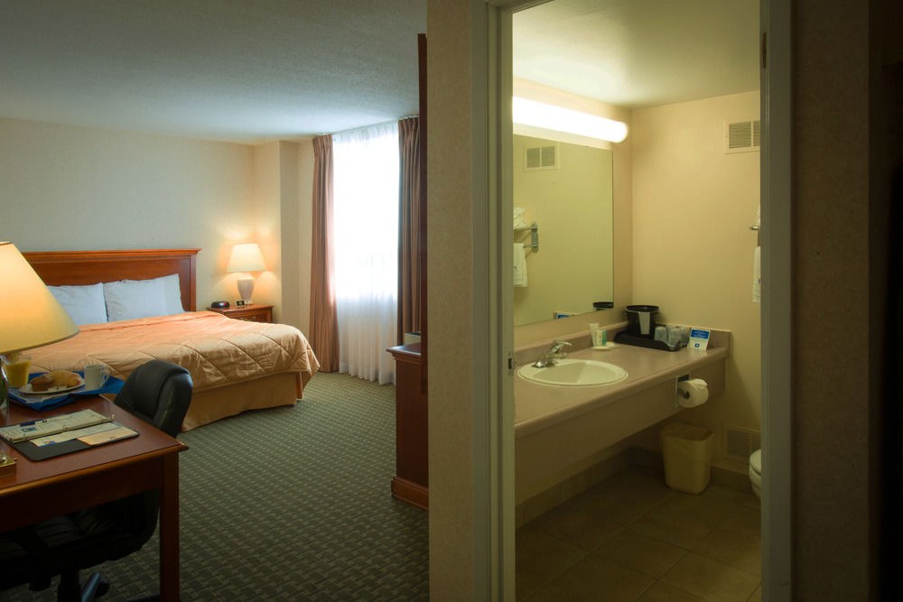 *COMFORT HOTEL AIRPORT N TORONTO