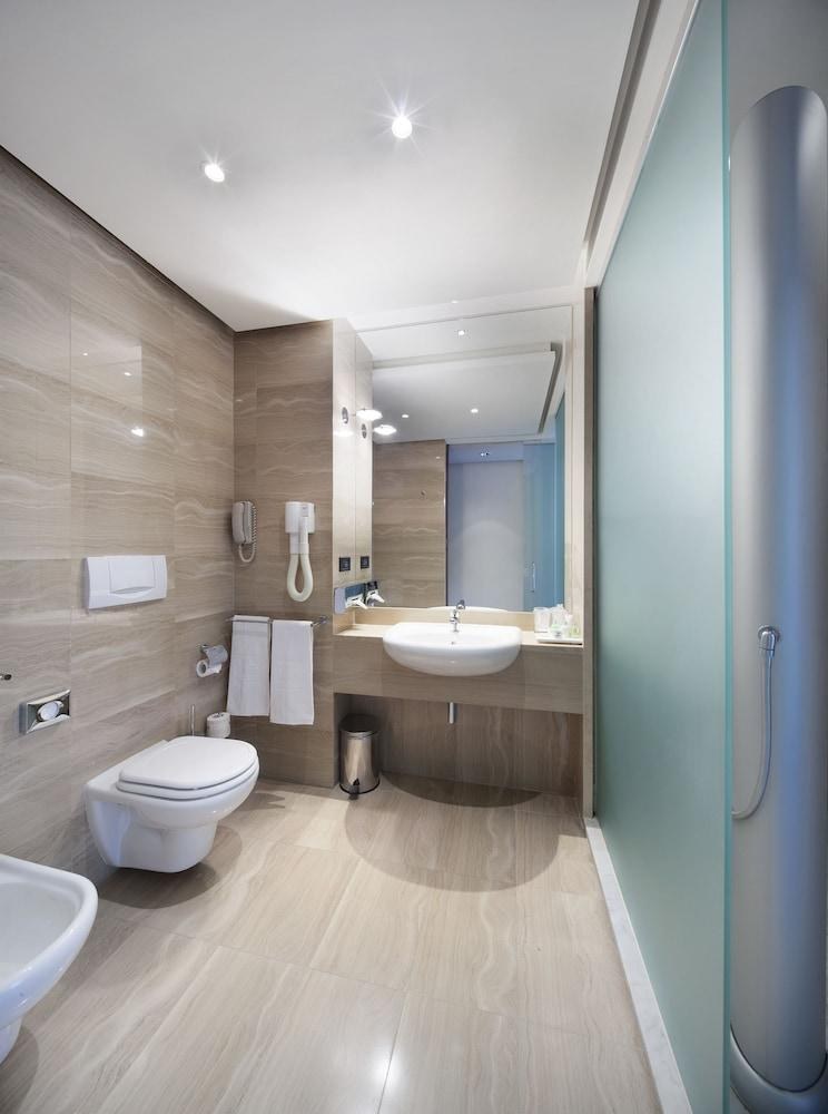 DoubleTree by Hilton Turin Lingotto photo 2