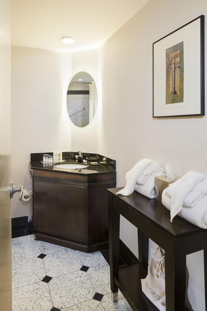 DOUBLETREE BY HILTON HOTEL RALEIGH - BROWNSTONE - UNIVERSITY photo 2