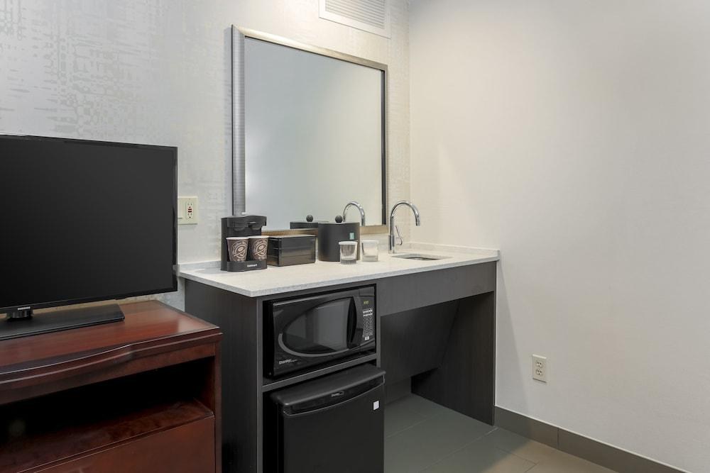 Embassy Suites by Hilton Dallas Love Field photo 2