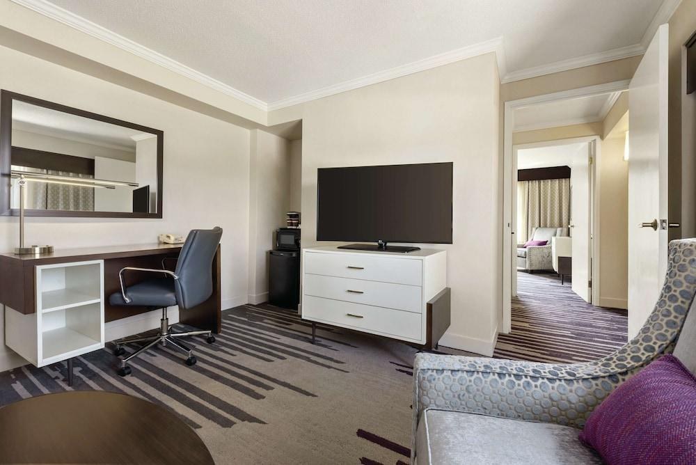 DoubleTree by Hilton Milwaukee - Brookfield photo 2