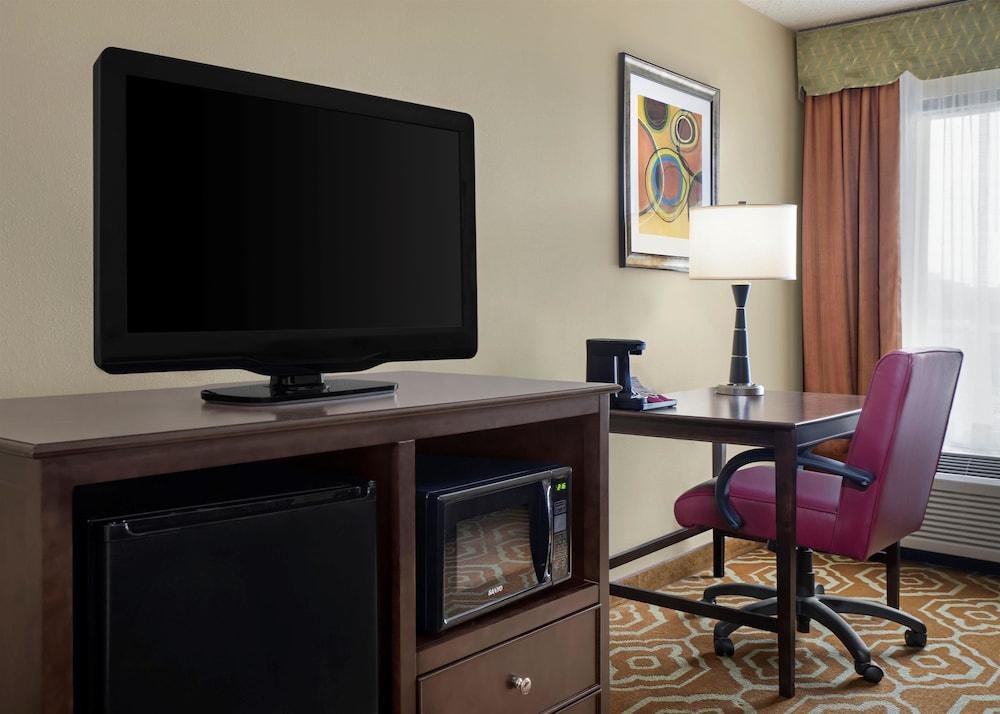 Hampton Inn & Suites Alexandria Old Town Area South photo 3