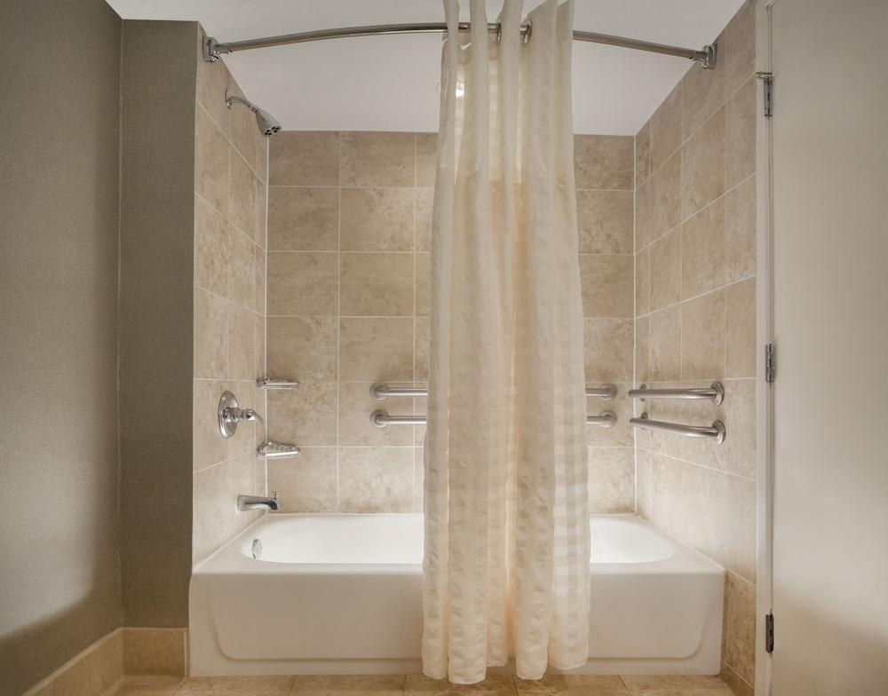 Embassy Suites by Hilton Philadelphia Airport photo 4