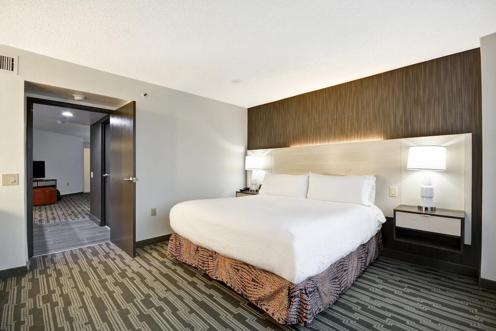 Embassy Suites by Hilton Charlotte photo 4