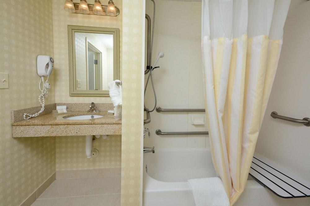 Hilton Garden Inn Raleigh Capital Blvd I-540 photo 2