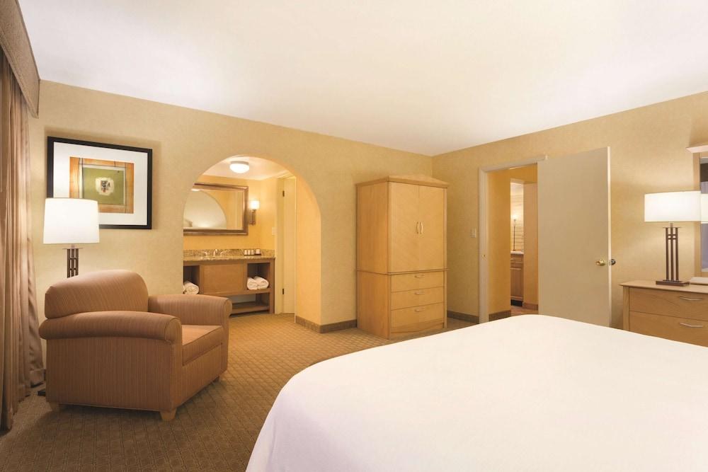 Embassy Suites by Hilton Phoenix Airport photo 4