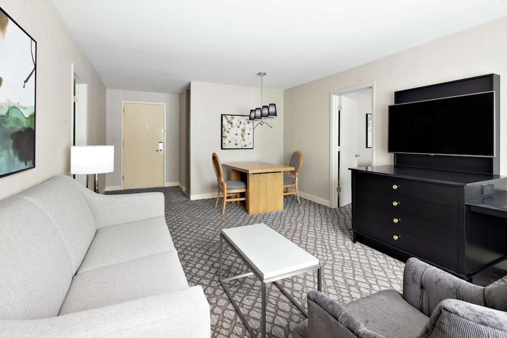 DoubleTree Suites by Hilton Charlotte - SouthPark photo 4