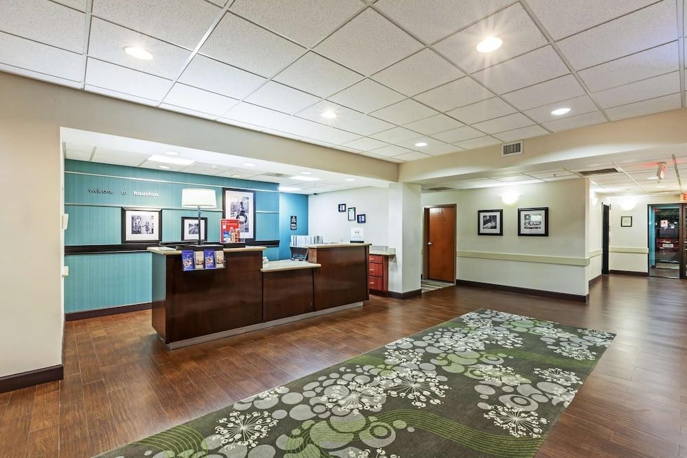 HAMPTON INN & SUITES HOUSTON-WESTCHASE photo 2