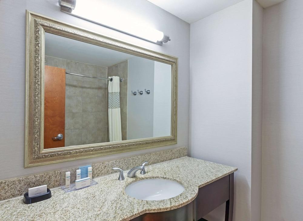 HAMPTON INN & SUITES HOUSTON-WESTCHASE photo 3
