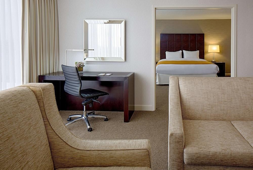 DoubleTree by Hilton Houston - Greenway Plaza photo 2
