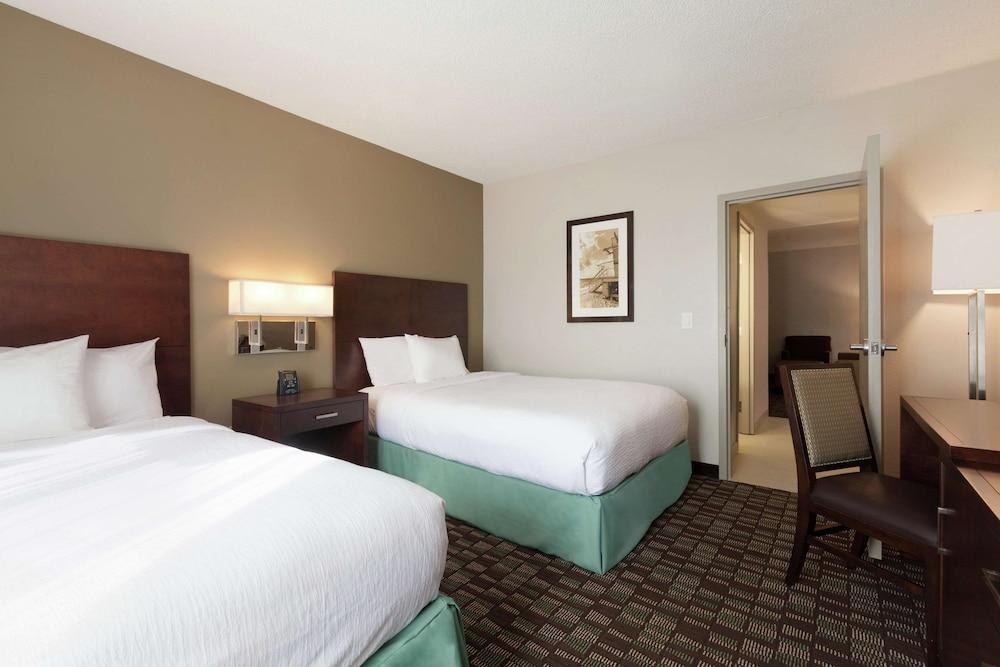 Embassy Suites by Hilton Jacksonville Baymeadows photo 3