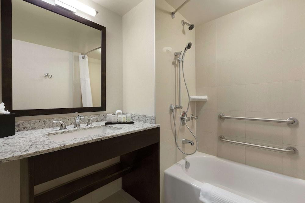 Embassy Suites by Hilton Jacksonville Baymeadows photo 4
