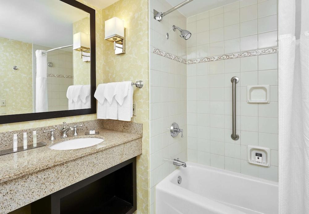 DoubleTree by Hilton Charlotte Uptown photo 2
