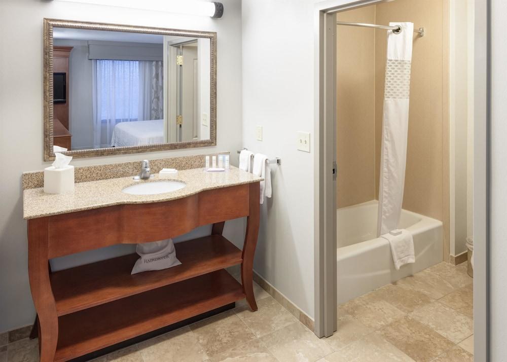 Hampton Inn & Suites Cedar Rapids - North photo 2