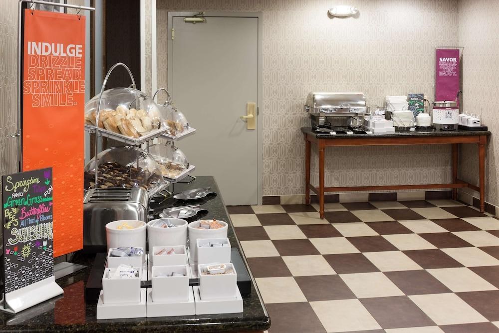 Hampton Inn & Suites Cedar Rapids - North photo 3