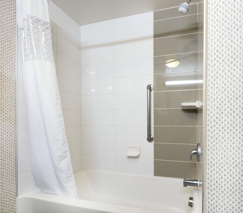 Hampton Inn & Suites Raleigh/Crabtree Valley photo 4
