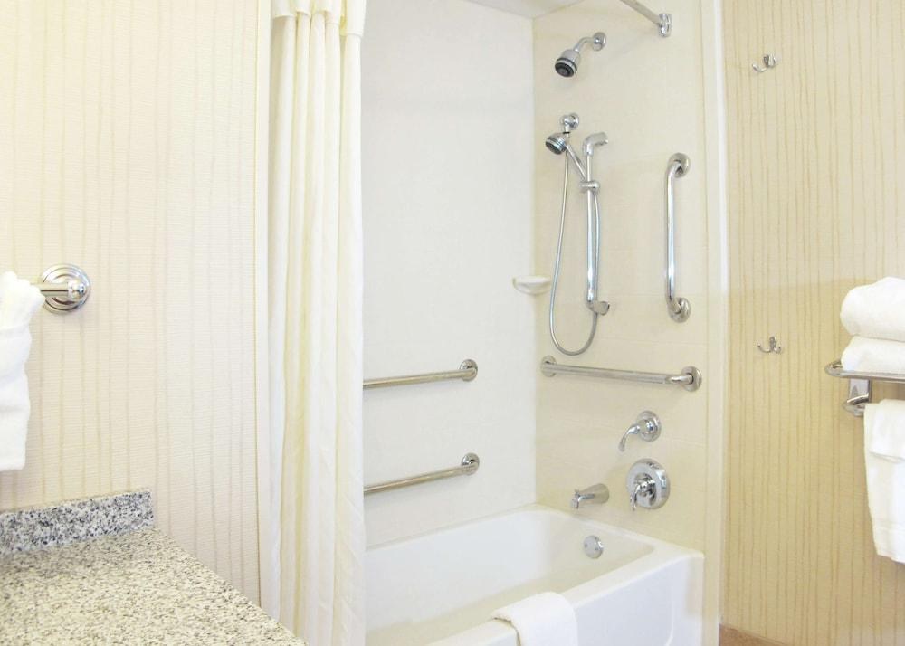 Homewood Suites by Hilton Coralville - Iowa River Landing photo 2