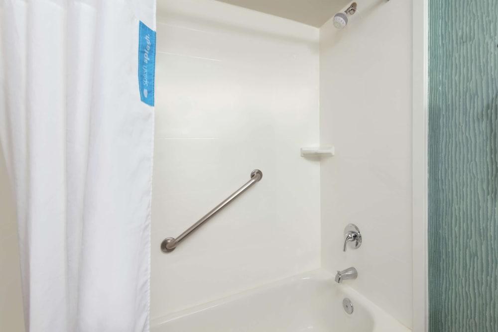 Hampton Inn Orlando-International Airport photo 2