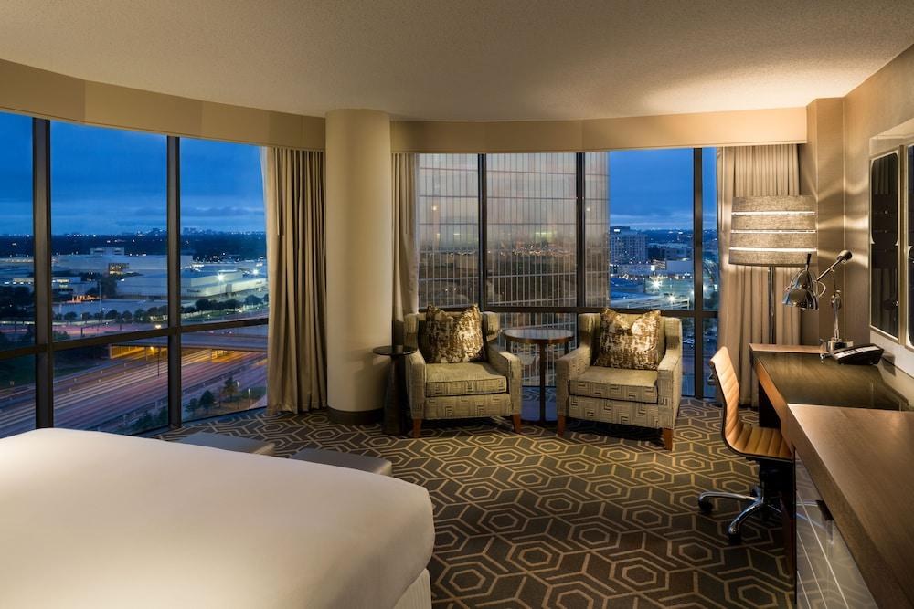 DoubleTree by Hilton Dallas - Campbell Centre photo 2