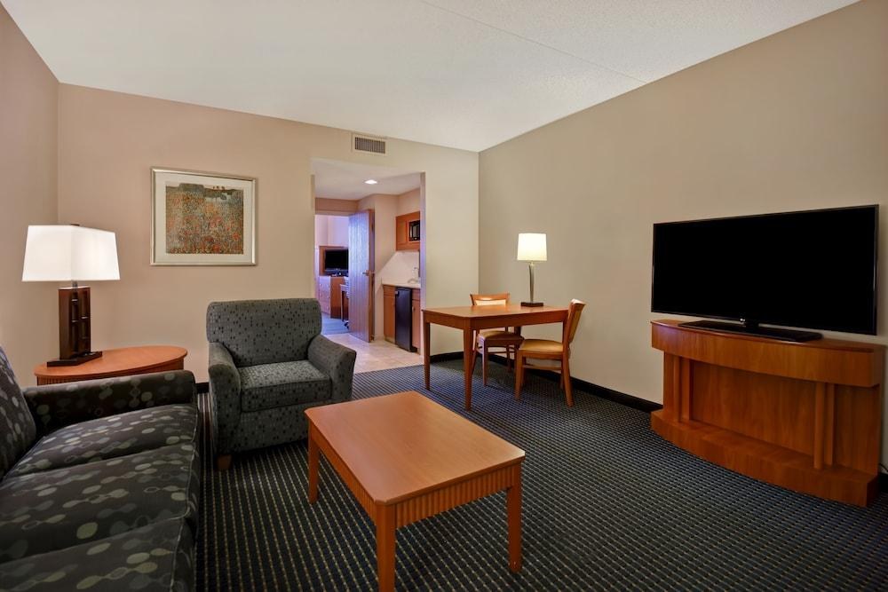 Embassy Suites by Hilton Lexington/UK Coldstream photo 4