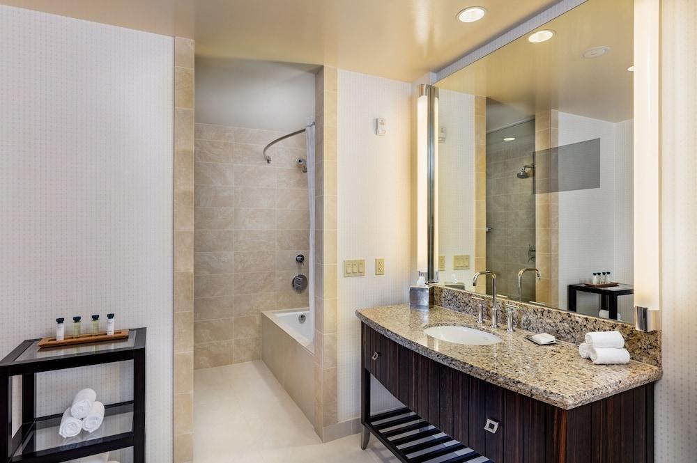 Hilton San Diego Bayfront photo 4