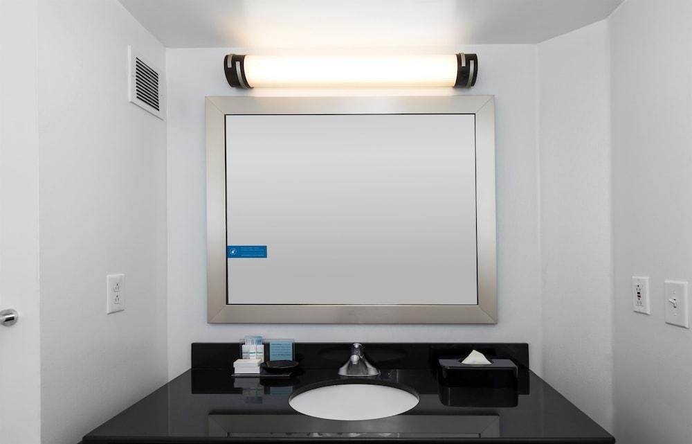Hampton Inn & Suites Raleigh Cary Lenovo Center photo 2