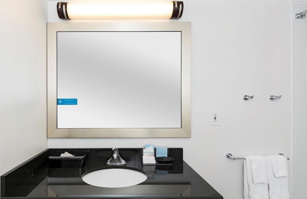 Hampton Inn & Suites Raleigh Cary Lenovo Center photo 3