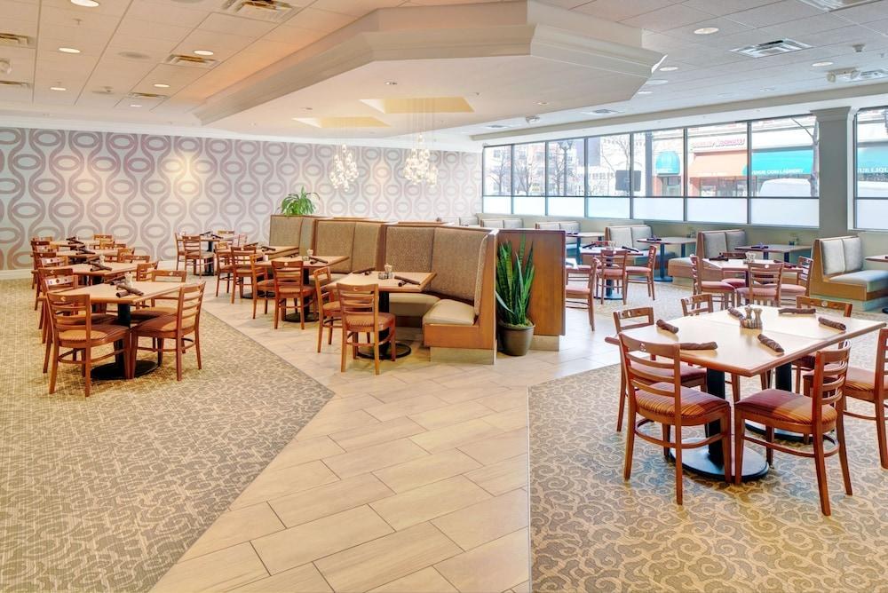 DoubleTree by Hilton Milwaukee Downtown photo 4