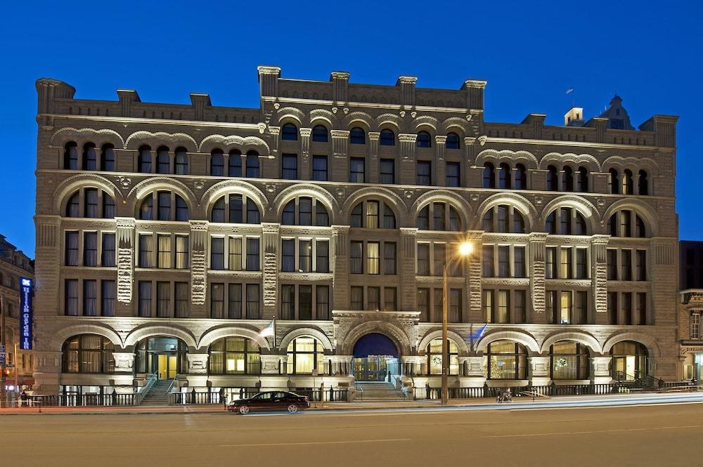 Hilton Garden Inn Milwaukee Downtown photo 2