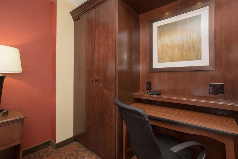 Hampton Inn Denver-International Airport photo 2