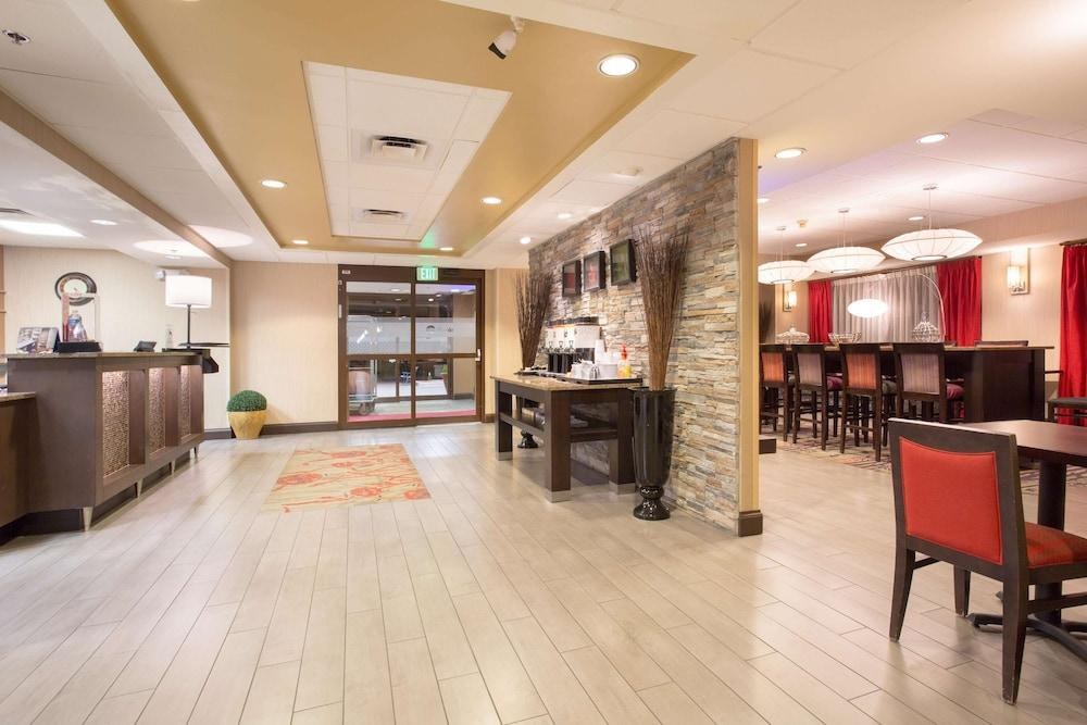 Hampton Inn Denver-International Airport photo 3