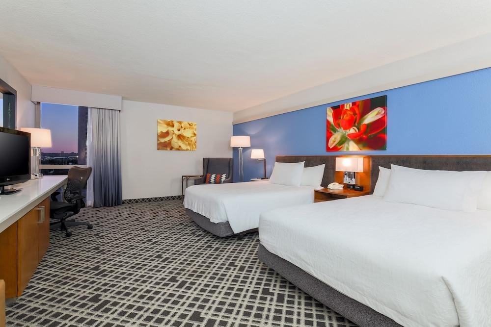 Hilton Garden Inn Dallas/Market Center photo 2