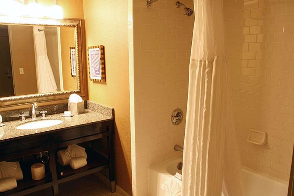 DoubleTree by Hilton Memphis Downtown photo 2