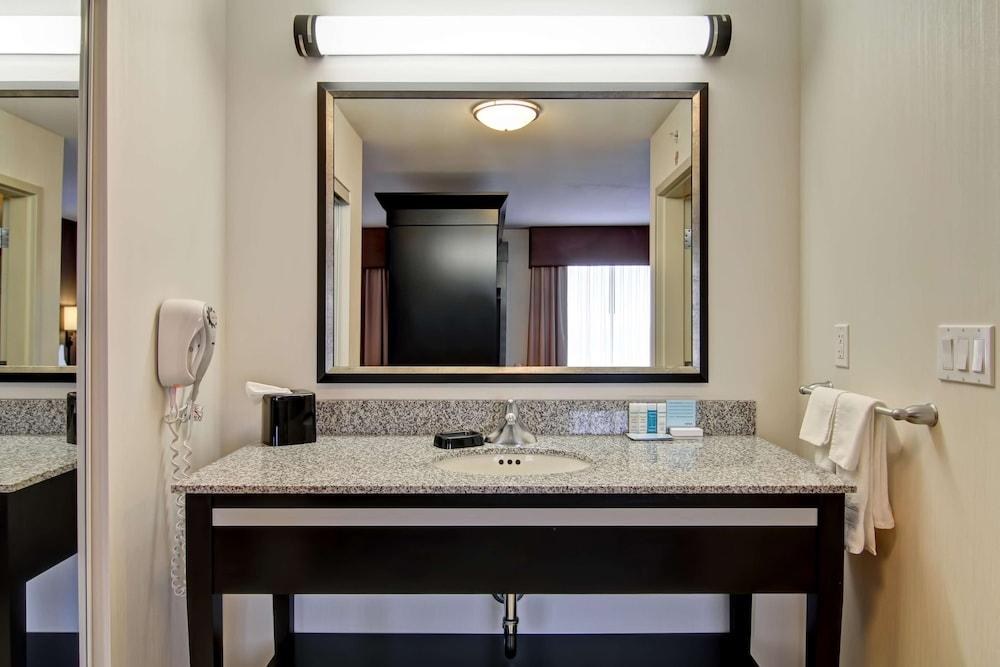 Hampton Inn & Suites by Hilton Red Deer photo 3