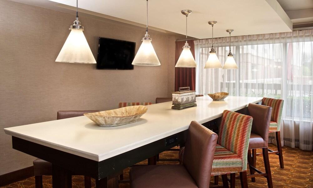 Hampton Inn & Suites N. Ft. Worth-Alliance Airport photo 2