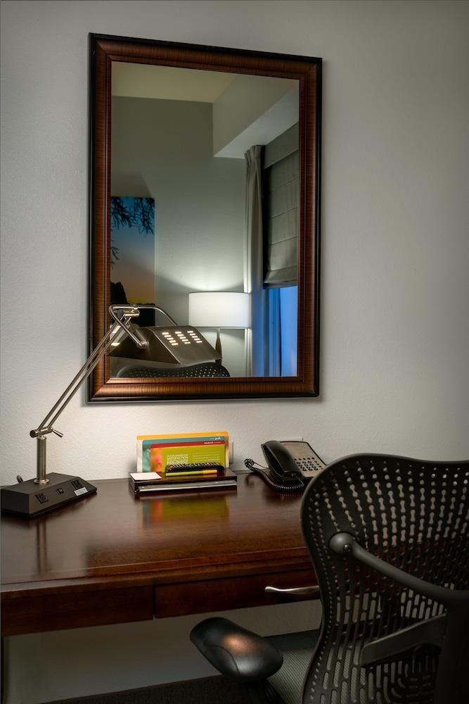 Hilton Garden Inn Phoenix Airport North photo 2